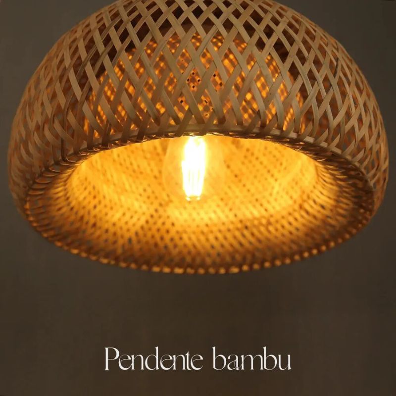 Pendente de Bambu Organic Loom iluminando uma sala de jantar, destacando sua cúpula artesanal em bambu