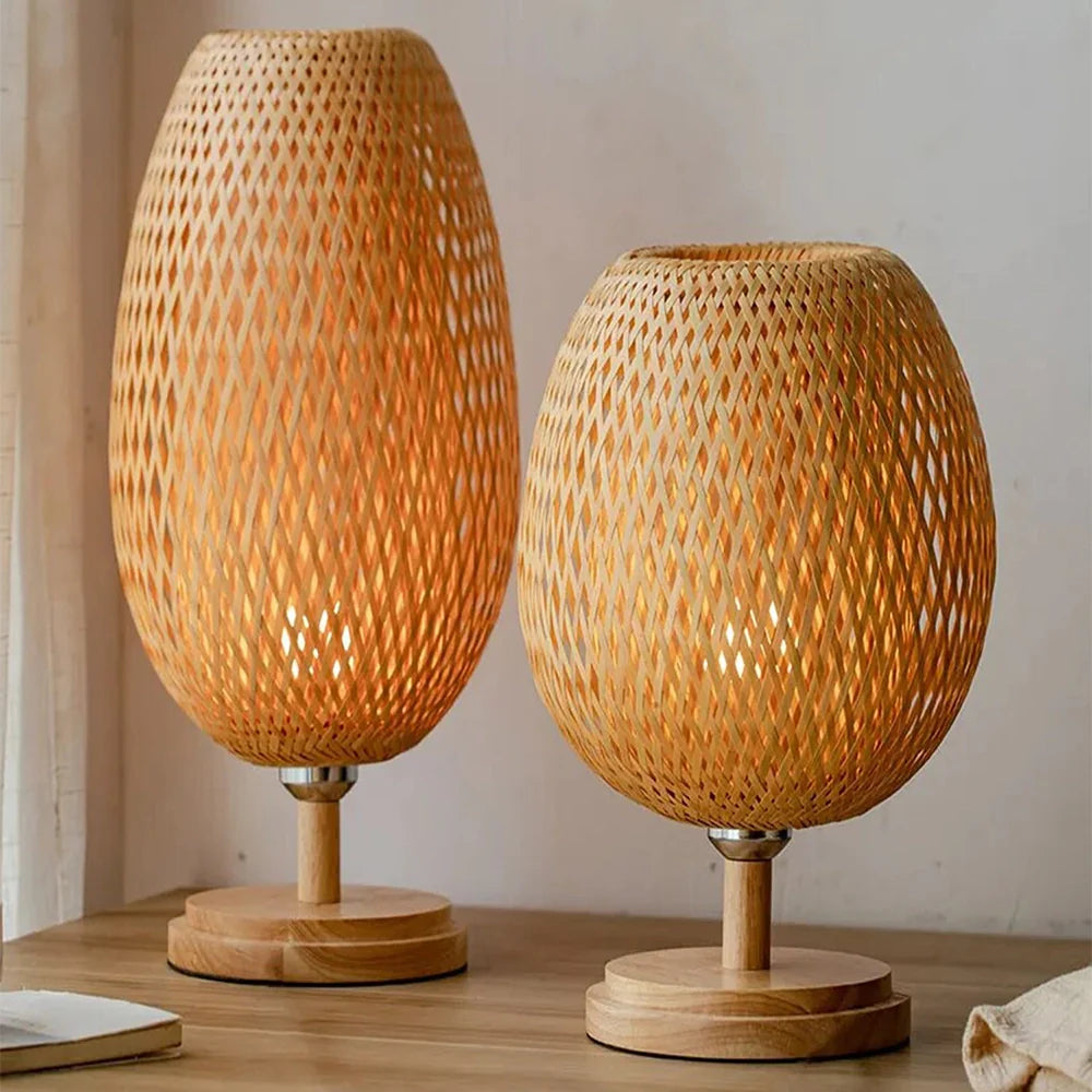 Luminária de Mesa Bambu adicionando sofisticação a uma sala aconchegante com decoração natural