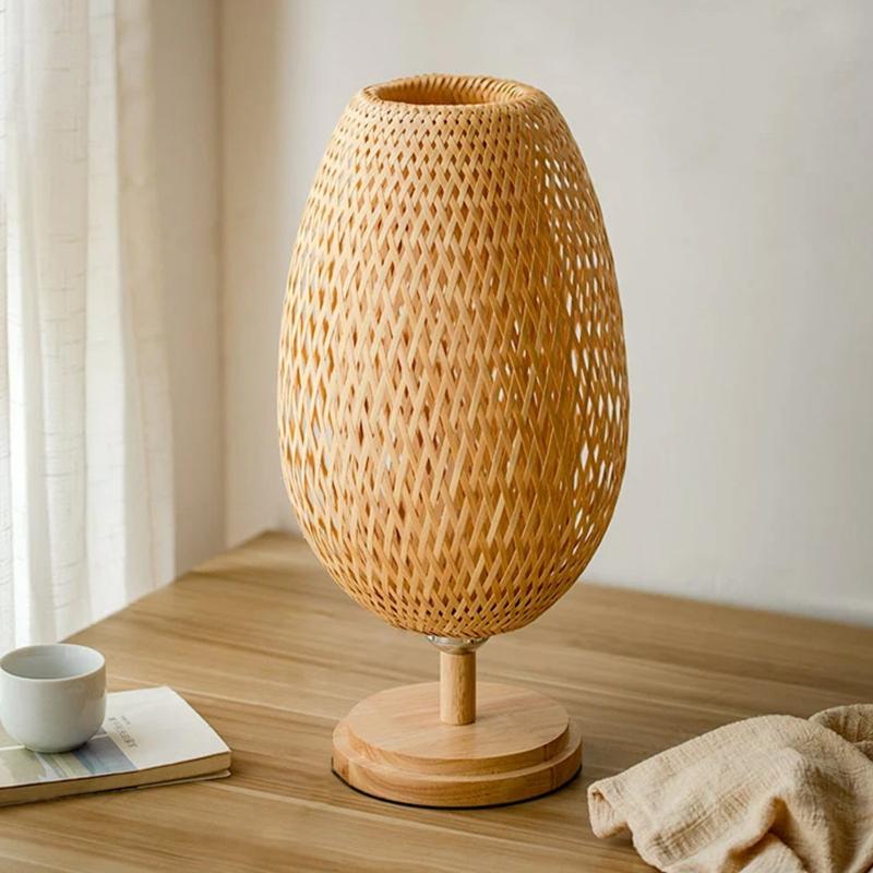 Luminária de Mesa Bambu adicionando sofisticação a uma sala aconchegante com decoração natural