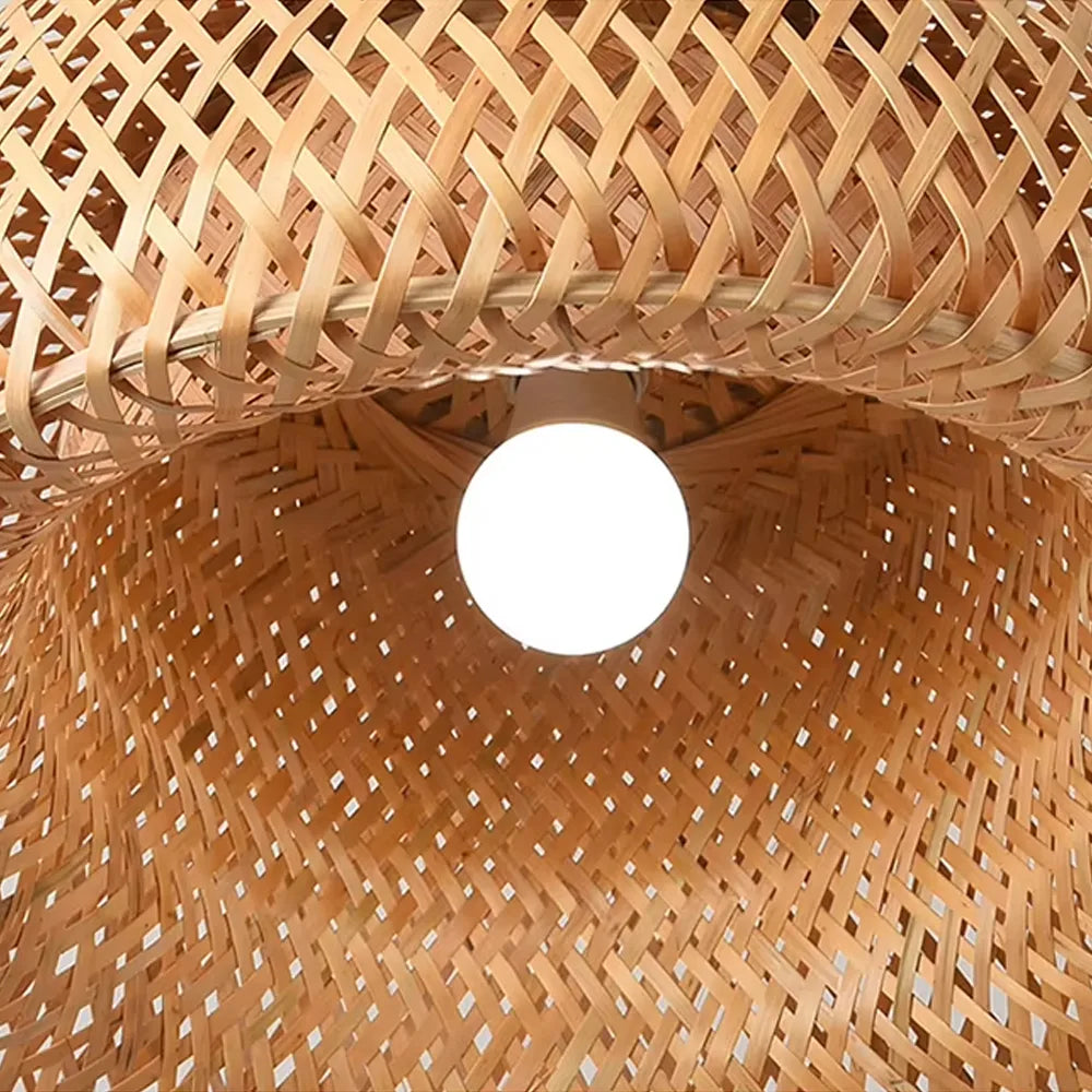 A Luminária de Teto de Bambu Rattan Solis adiciona um toque rústico sofisticado à decoração de um lounge moderno