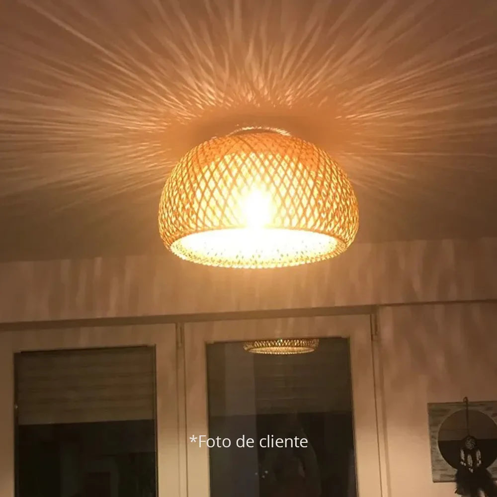 A Luminária de Teto de Bambu Rattan Solis adiciona um toque rústico sofisticado à decoração de um lounge moderno