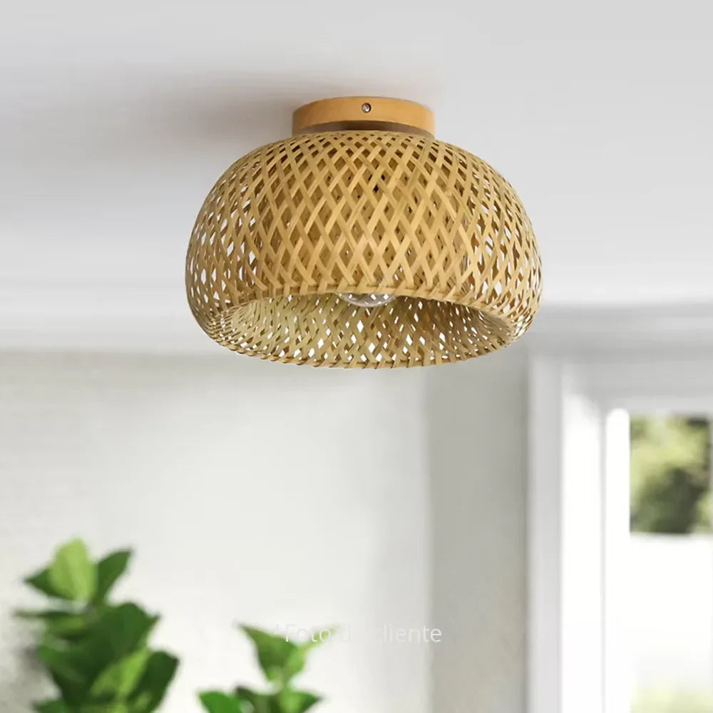 A Luminária de Teto de Bambu Rattan Solis adiciona um toque rústico sofisticado à decoração de um lounge moderno