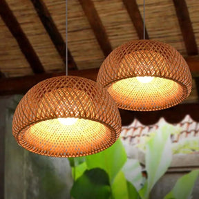 Pendente de Bambu Organic Loom iluminando uma sala de jantar, destacando sua cúpula artesanal em bambu