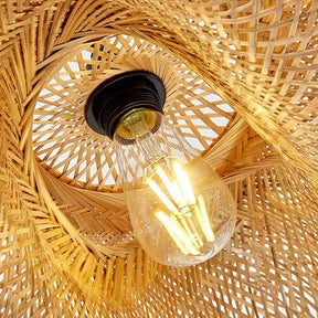 Luminária Pendente de Bambu Natural iluminando uma sala de estar com padrões de luz aconchegantes