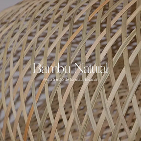 Luminária Pendente de Bambu Natural iluminando uma sala de estar com padrões de luz aconchegantes