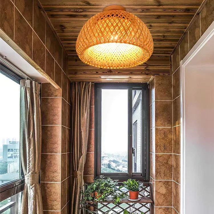 A Luminária de Teto de Bambu Rattan Solis adiciona um toque rústico sofisticado à decoração de um lounge moderno