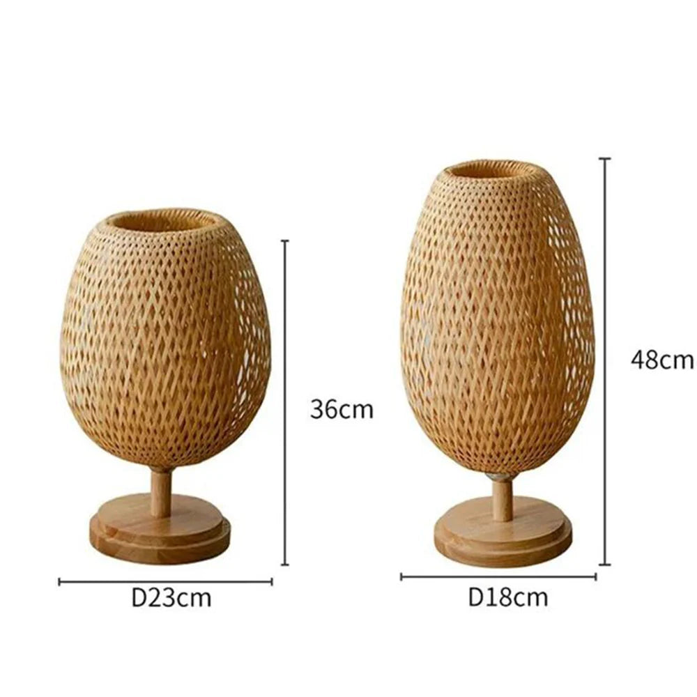 Luminária de Mesa Bambu adicionando sofisticação a uma sala aconchegante com decoração natural